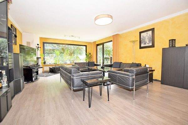 Der Wohnbereich mit offenem Kamin ist gemütlich und gut möblierbar