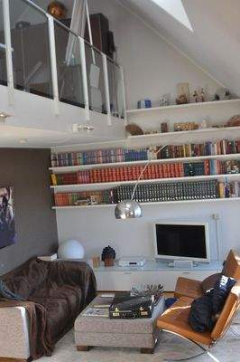 Bücherwand im Wohnzimmer