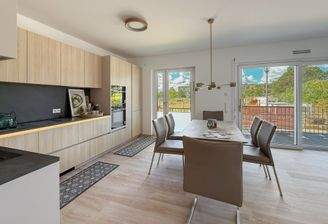 Offene Küche und Essbereich der Musterwohnung