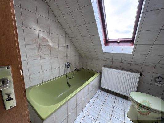 Bad mit Dusche und Badewanne