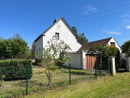 Seitenansicht und Garage