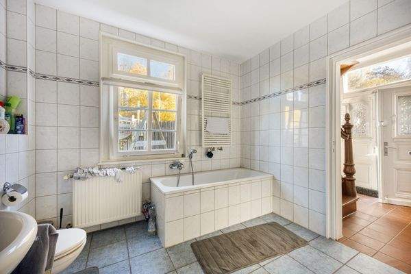 Badezimmer im Erdgeschoss Wohnung 2 rechts