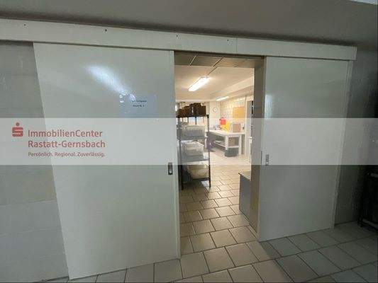 Zugang zu Raum 9 im UG