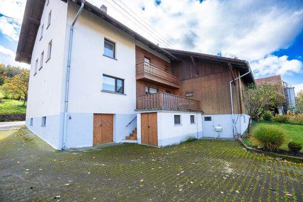 Hofplatz mit Zugang Keller