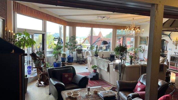 Wohnbereich mit großen Fensterflächen