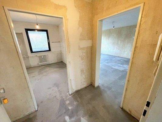 Rohbau-Wohnraum mit Türen