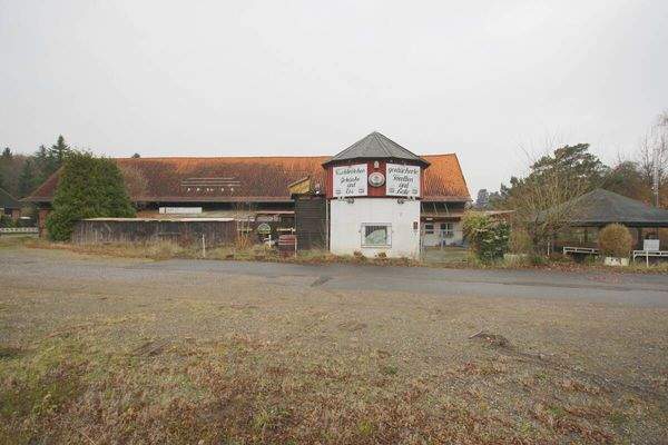 Blick vom Parkplatz auf den ehemals gastronomischen Betrieb