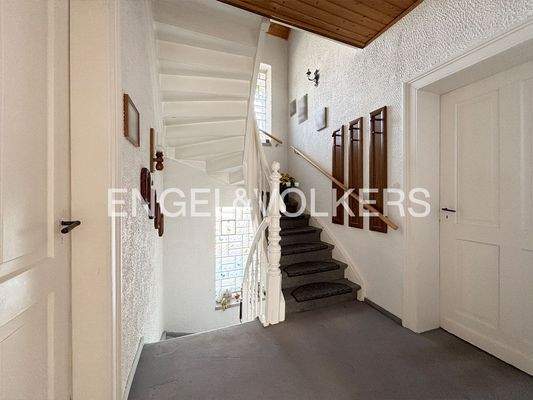 Flur OG mit Treppe zum DG