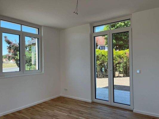 Wohnbereich mit teils bodentiefen Fenstern