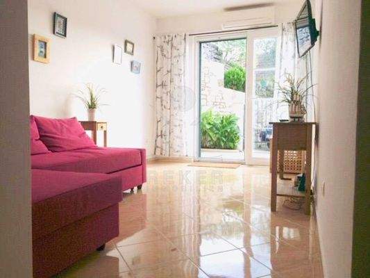 Kompakte Eleganz mit vollständiger Einrichtung