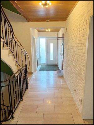 EG Flur/Treppe zum OG