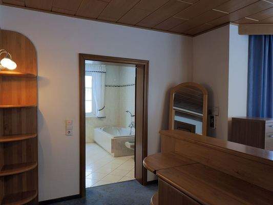 Durchgang vom Schlafzimmer zum Badezimmer