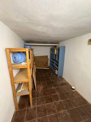 Kleiner Lagerraum mit Regalen