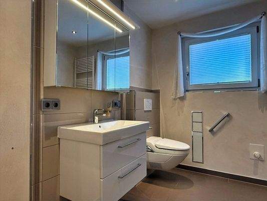 moderes Badezimmer mit Fußbodenheizung