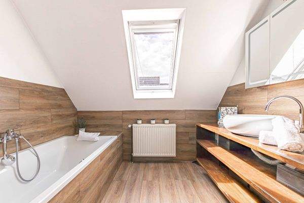 Wannenbadezimmer im Obergeschoss
