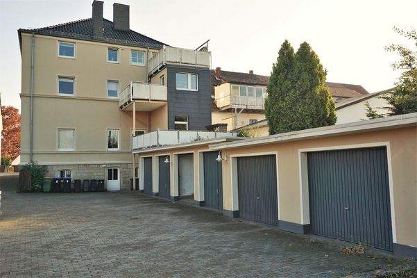 Hausansicht mit Garagen