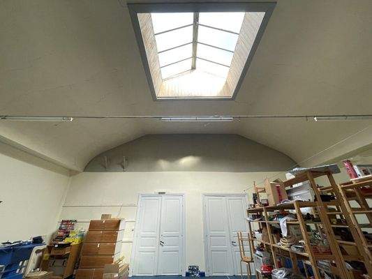 mit großer Lichtkuppel