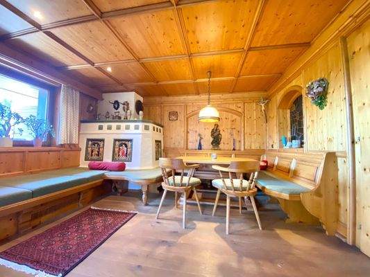 Stube mit Kachelofen in der großen Wohnung 