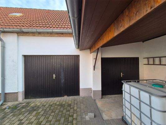 Vorderansicht Haus mit Garagen