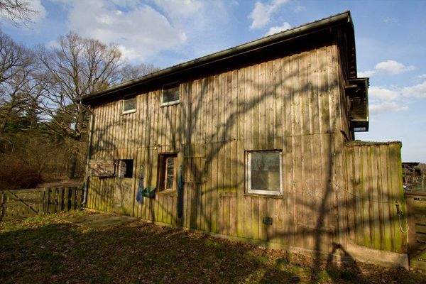 seitliche Ansicht auf Scheune