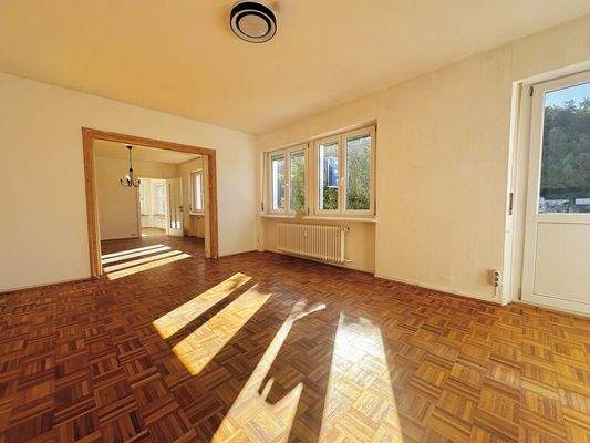 Geräumiges Wohnzimmer