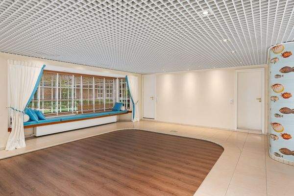 Fitness- / Wellnessbereich (60,47m²) im Erdgeschoss, Schwimmbad unter dem Parkettboden