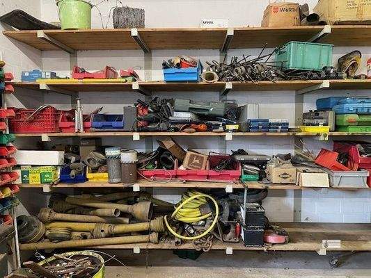 Regalsystem mit Ersatzteillager