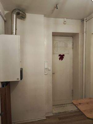 Wohnungstür und Eingangsbereich von innen.jpg