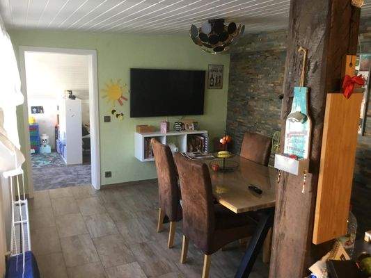 Essbereich mit Blick ins Kinderzimmer