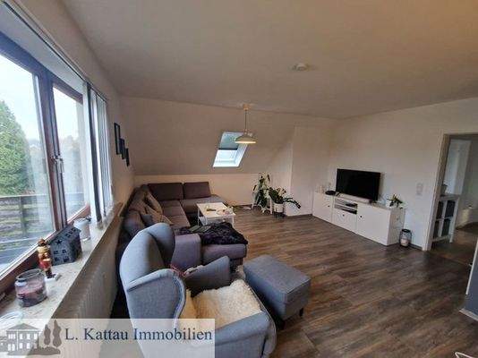 heller Wohn- und Essbereich mit Zugang zum Balkon