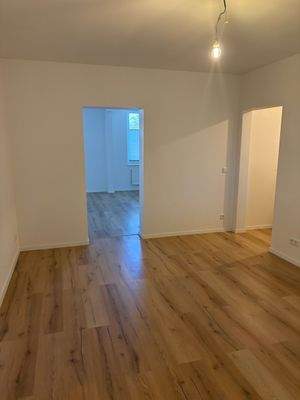 Helle Wohnung mit Holzfußboden