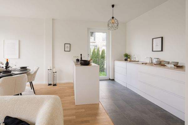 Offene, helle Küche mit separatem Gartenzugang