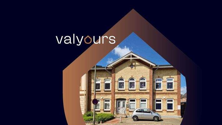 Die Vorderansicht des Mehrfamilienhauses