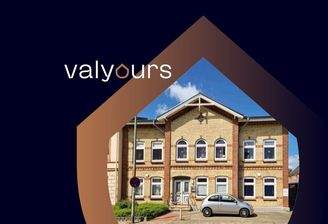 Die Vorderansicht des Mehrfamilienhauses