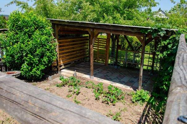 Garten mit Laube