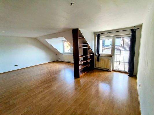 Wohnzimmer mit Zugang zur Loggia