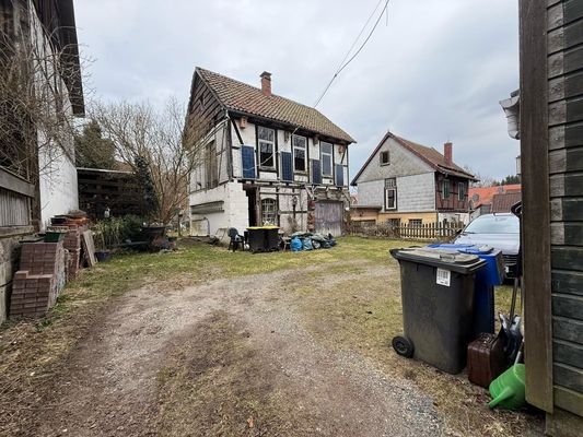 Ansicht Schuppen von vorne mit Parkmöglichkeiten