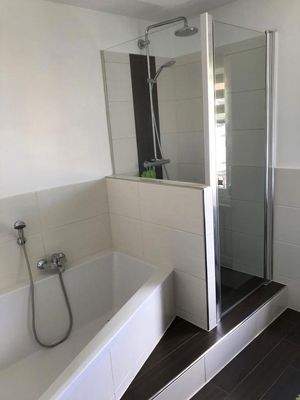 Dusche und Badewanne