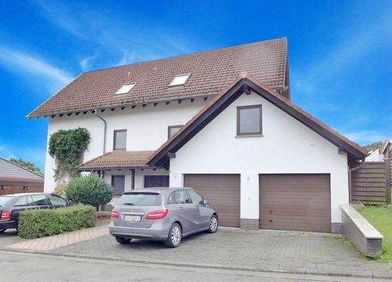 Eingangsseite mit Garagen