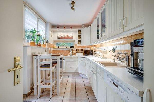 Landhausküche mit Innenhofzugang