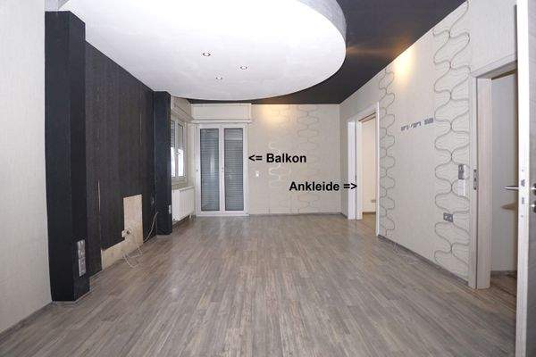 OG Schlafzimmer mit Ankleide und Balkon