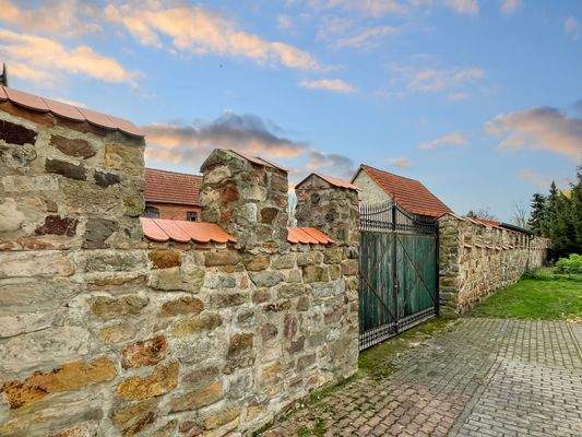 Bruchsteinmauer mit Hoftor