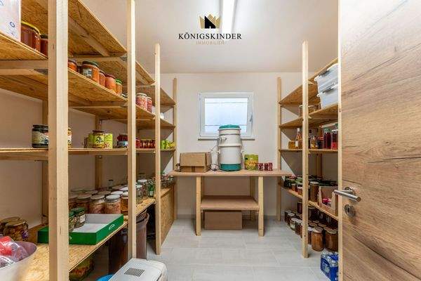 ...neben dem Vorratsraum...