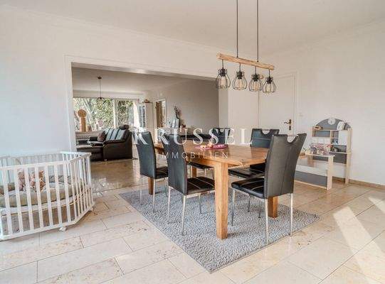 Der gemütliche und einladende Wohn- und Essbereich... 