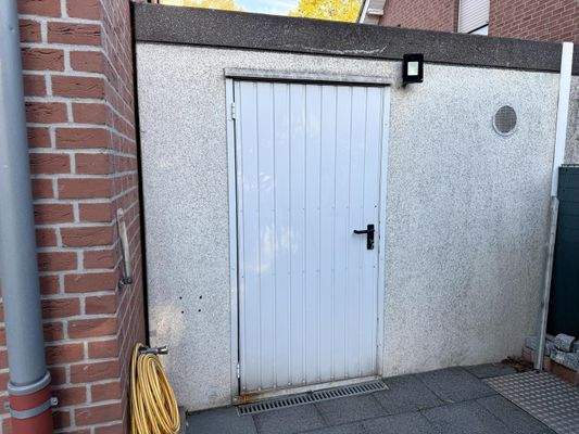 Zugang vom Garten zur Garage