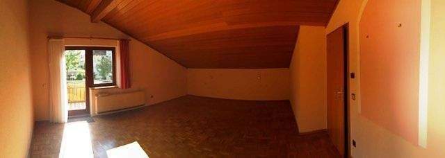 großer Raum im Dachgeschoss