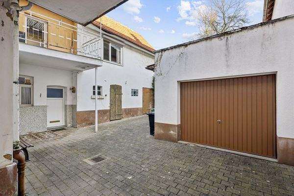 Innenhof mit Garage