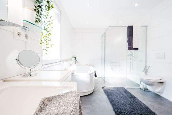 Modernes TL-Badezimmer