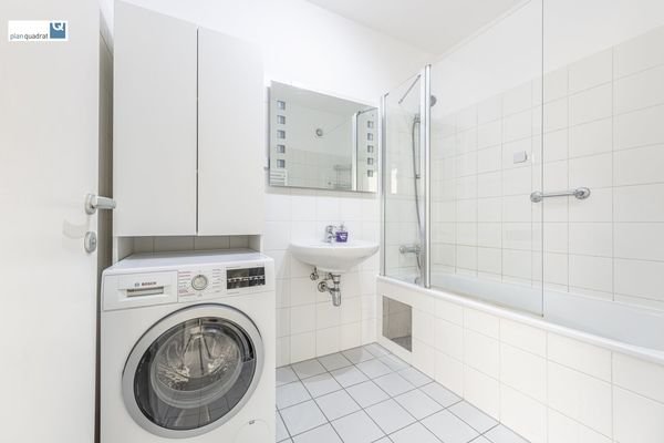 Badezimmer mit Waschbecken, Badewanne und Wa-Ma-Anschluss