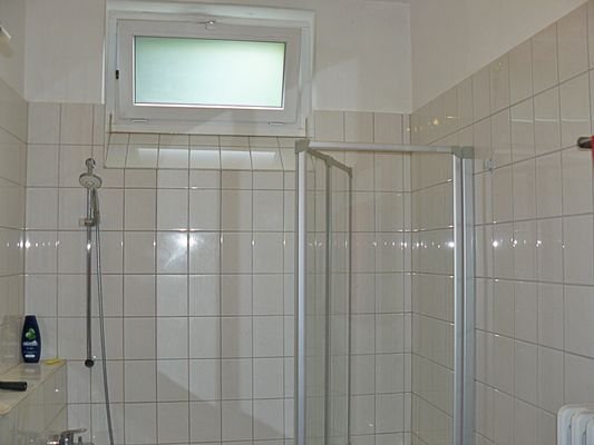 Badezimmer mit Wanne und Duschvorrichtung